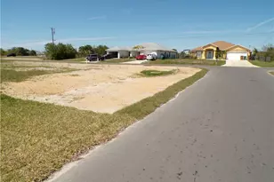 1910 NE 8th Pl, Cape Coral, FL 33909 - Photo 5