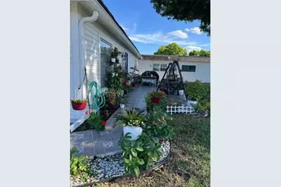 18 Hamlin Ct, Lehigh Acres, FL 33936 - Photo 5