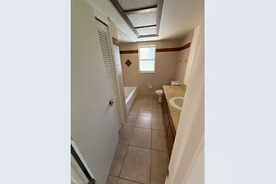 537 SE 6th Pl #B, Cape Coral, FL 33990 - Photo 5