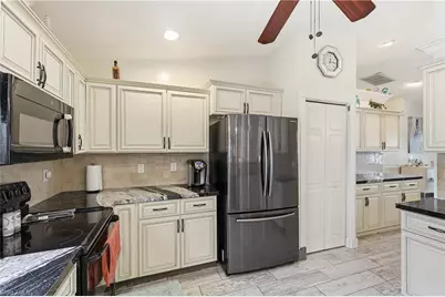 1818 NE 2nd St, Cape Coral, FL 33909 - Photo 9