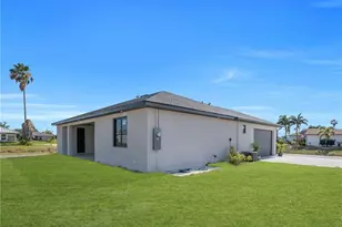 1201 NE 12th Pl, Cape Coral, FL 33909 - Photo 25