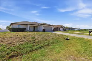 2812 NE 2nd Pl, Cape Coral, FL 33909 - Photo 3