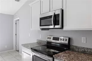 2812 NE 2nd Pl, Cape Coral, FL 33909 - Photo 17