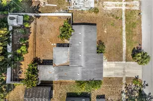 915 Hibiscus Ln, North Fort Myers, FL 33903 - Photo 9