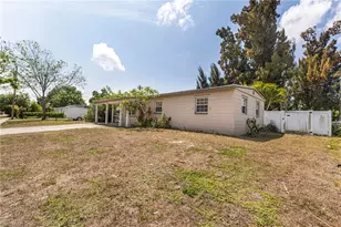 915 Hibiscus Ln, North Fort Myers, FL 33903 - Photo 5