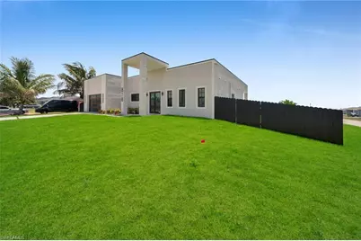 818 NE 10th St, Cape Coral, FL 33909 - Photo 5