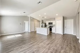 2728 NE 5th Pl, Cape Coral, FL 33909 - Photo 3
