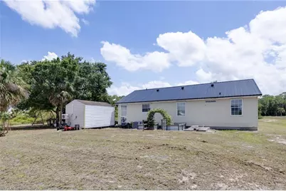 2040 S Montana Cir, Labelle, FL 33935 - Photo 3