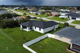 474 NE 2nd Pl, Cape Coral, FL 33909 - Photo 23
