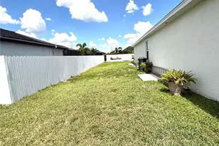 635 NE 6th Pl, Cape Coral, FL 33909 - Photo 23
