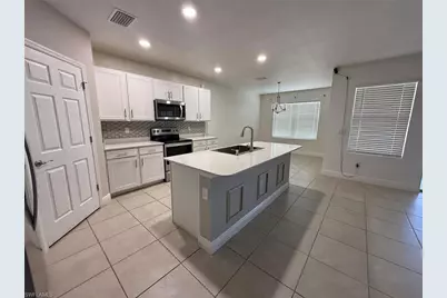 635 NE 6th Pl, Cape Coral, FL 33909 - Photo 3