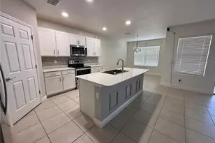 635 NE 6th Pl, Cape Coral, FL 33909 - Photo 3