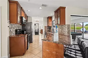 618 SE 11th Pl, Cape Coral, FL 33990 - Photo 11