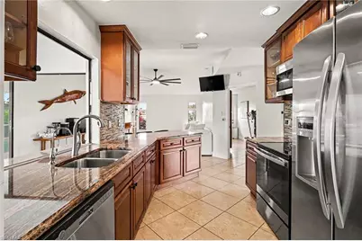 618 SE 11th Pl, Cape Coral, FL 33990 - Photo 9
