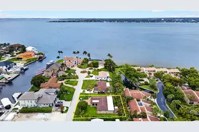 833 N Town and River Dr, Fort Myers, FL 33919 - Photo 17