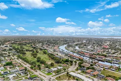 4524 Country Club Blvd, Cape Coral, FL 33904 - Photo 5