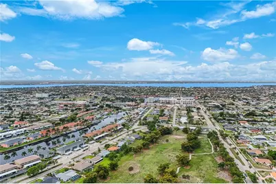 4524 Country Club Blvd, Cape Coral, FL 33904 - Photo 7