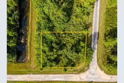 1068 Belmont St E, Lehigh Acres, FL 33974 - Photo 3