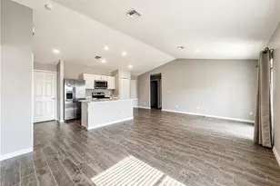 2728 NE 5th Pl, Cape Coral, FL 33909 - Photo 5