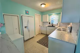 1027 SE 17th Ave, Cape Coral, FL 33990 - Photo 3