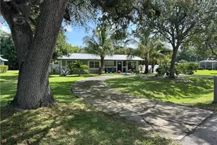 1343 Woodmere Ln, Fort Myers, FL 33919 - Photo 1
