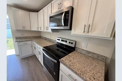 557 Oakshire Ln, Lehigh Acres, FL 33972 - Photo 5