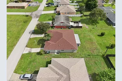 912 SE 6th Ct, Cape Coral, FL 33990 - Photo 5
