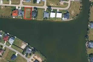424 NE 9th St, Cape Coral, FL 33909 - Photo 1
