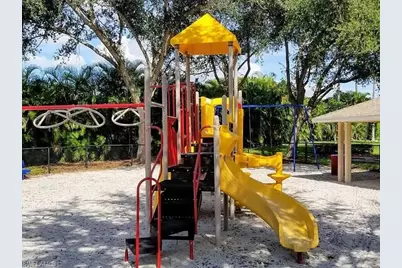 833 Mount Hood Ct, Naples, FL 34104 - Photo 15