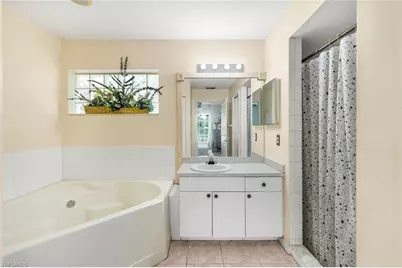 1015 SE 4th Pl, Cape Coral, FL 33990 - Photo 17