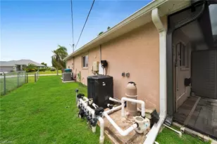 813 SW 11th Pl, Cape Coral, FL 33991 - Photo 27