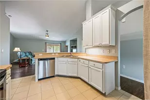 923 NE 9th Terrace, Cape Coral, FL 33909 - Photo 11