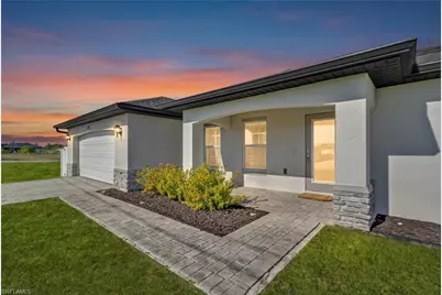 618 NE 2nd Pl, Cape Coral, FL 33909 - Photo 3
