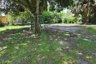 615 New Market Rd W, Immokalee, FL 34142 - Photo 9