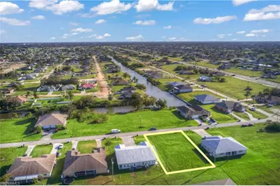 833 NE 15th Ln, Cape Coral, FL 33909 - Photo 5