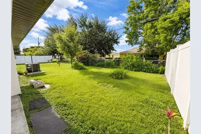 923 SE 14th St, Cape Coral, FL 33990 - Photo 13