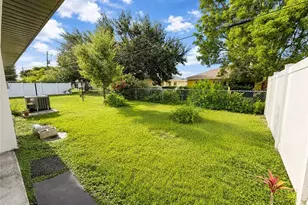 923 SE 14th St, Cape Coral, FL 33990 - Photo 13