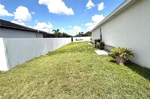 635 NE 6th Pl, Cape Coral, FL 33909 - Photo 21