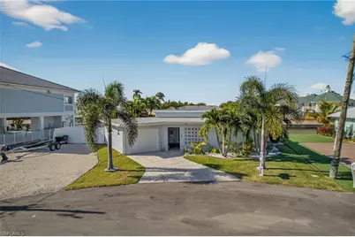 467 Madison Ct, Fort Myers Beach, FL 33931 - Photo 3
