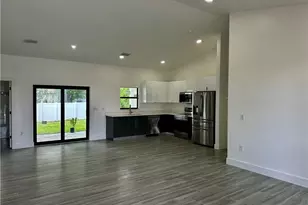 1318 NE 4th Pl, Cape Coral, FL 33909 - Photo 5