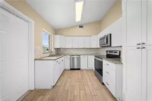 275 Lakeview Dr, North Fort Myers, FL 33917 - Photo 7