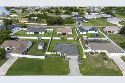 475 NE 3rd Pl, Cape Coral, FL 33909 - Photo 3