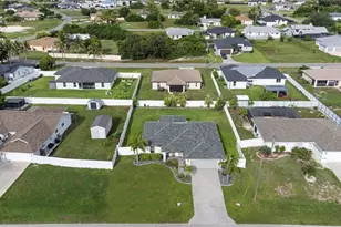 475 NE 3rd Pl, Cape Coral, FL 33909 - Photo 3