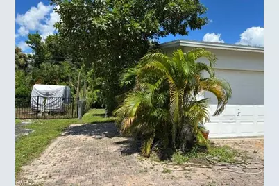 913 Entrada Dr N, Fort Myers, FL 33919 - Photo 15