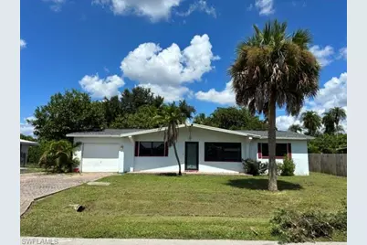 913 Entrada Dr N, Fort Myers, FL 33919 - Photo 1