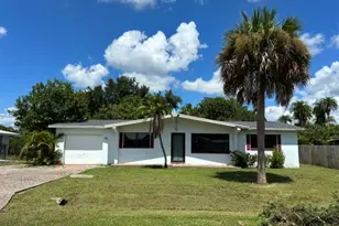 913 Entrada Dr N, Fort Myers, FL 33919 - Photo 1
