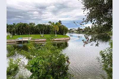 527 SE 15th St, Cape Coral, FL 33990 - Photo 1