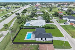 2124 NE 16th Pl, Cape Coral, FL 33909 - Photo 5
