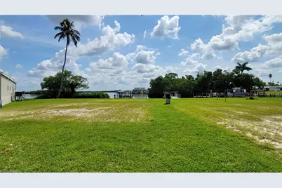 323 Shoreland Dr, Fort Myers, FL 33905 - Photo 3