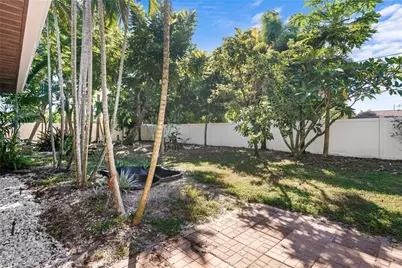1424 SE 27th Ter, Cape Coral, FL 33904 - Photo 5